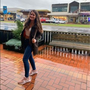 Meet your Posher, Maria karla